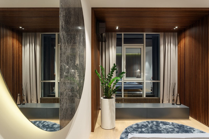 Фокусировка на панорамные окна в студии площадью 69 кв.м.