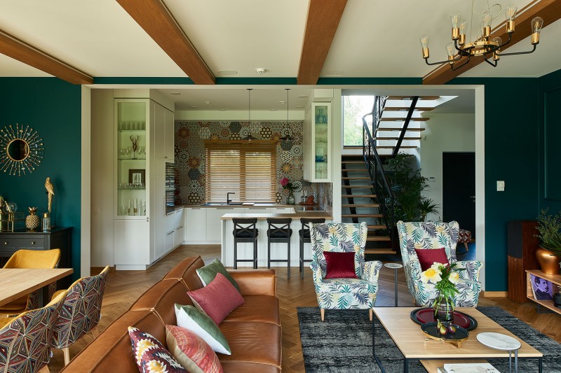 Красочное оформление просторного особняка