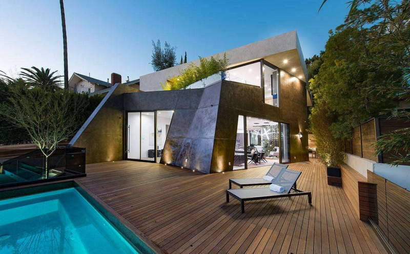 Роскошная современная резиденция, расположенная в Лос-Анджелесе