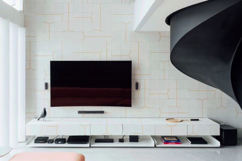 Стильная квартира-лофт с оригинальной винтовой лестницей