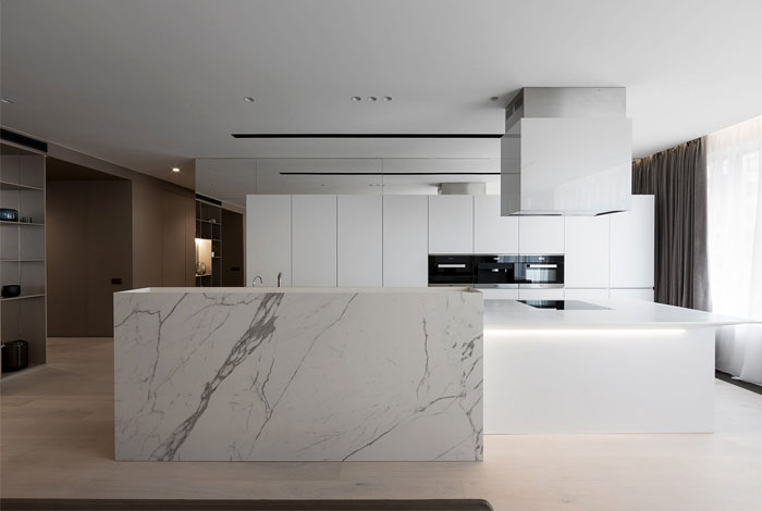 Декор квартиры с элегантными текстурами из светлого дерева и мрамора