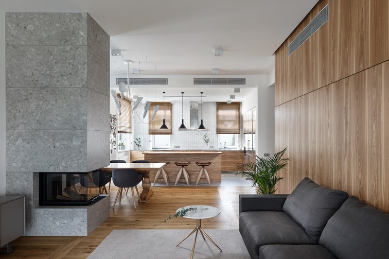 Дерево и камень в интерьере просторных апартаментов