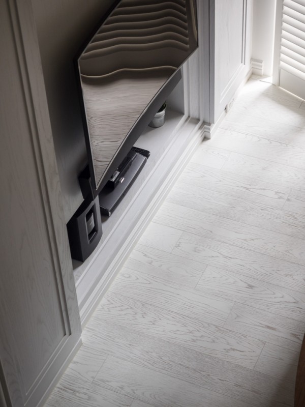 Яркие акценты в белоснежном интерьере