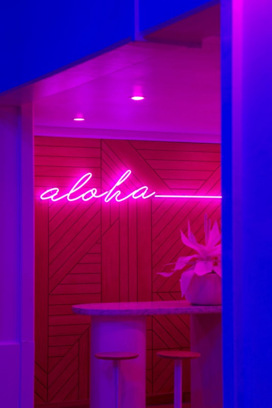 Неоновые цвета в интерьере отеля Shoreline Hotel Waikiki 4* на острове Оаху, Гавайи Неоновые цвета в интерьере отеля Shoreline Hotel Waikiki 4* на острове Оаху, Гавайи
