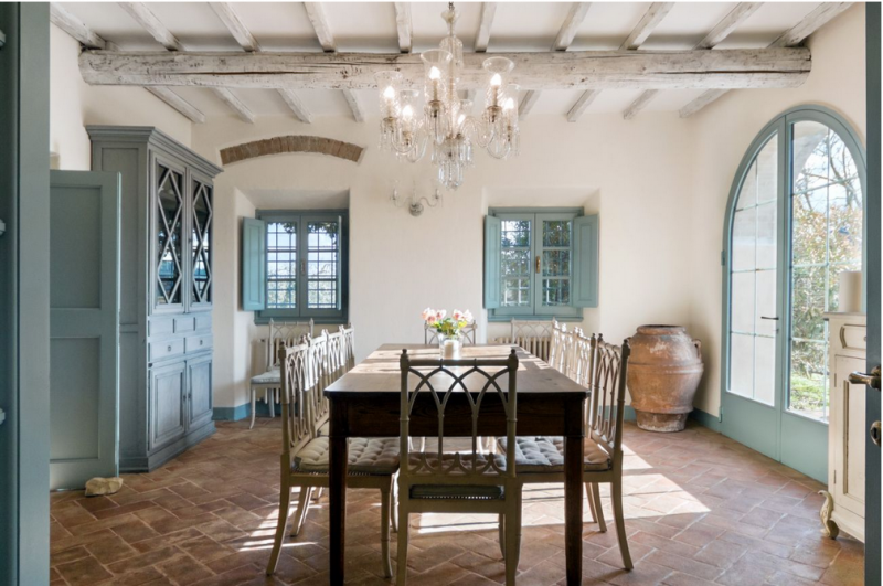 Деревенская усадьба с видом на холмы Кьянти, Италия Деревенская усадьба с видом на холмы Кьянти, Италия