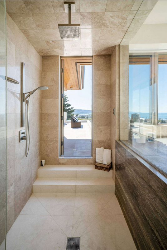 Современная резиденция для одной семьи, расположенная в Манхэттен-Бич, штат Калифорния