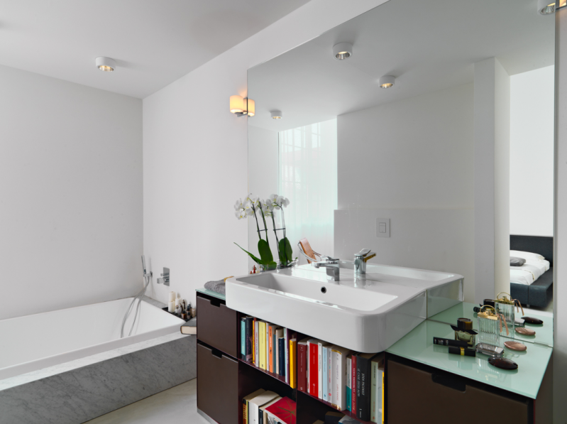 Светлая квартира с яркими элементами декора