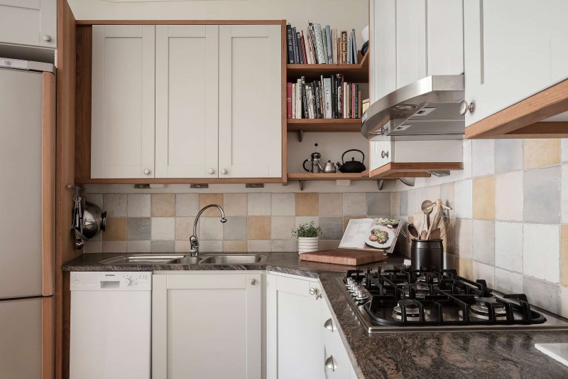 Высокие потолки и хорошо сохранившиеся детали начала ХХ века в апартаментах в Стокгольме