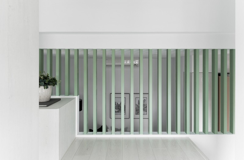 Цветные детали, мебель и аксессуары в светлом интерьере