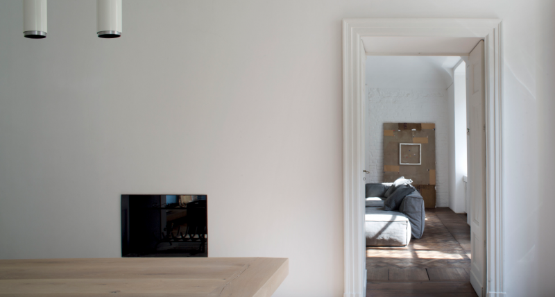 Контраст между винтажными и современными элементами в интерьере итальянский квартиры