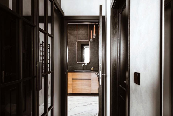 Приглушенные тона и мраморные, латунные и медные акценты в декоре литовской квартиры