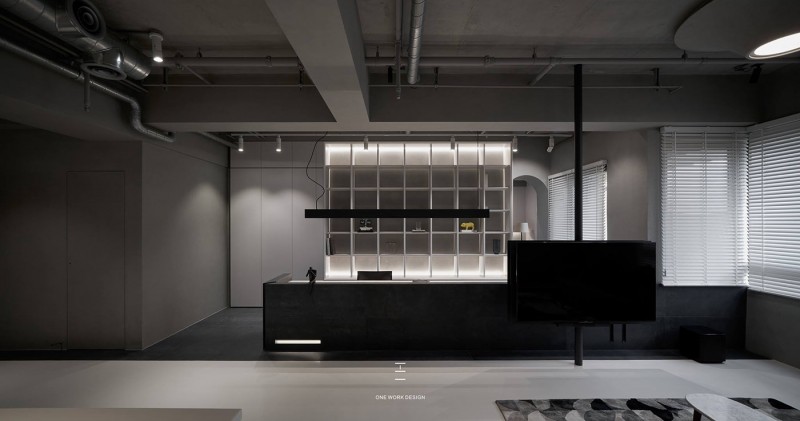 Интерьер просторных апартаментов в индустриальном стиле