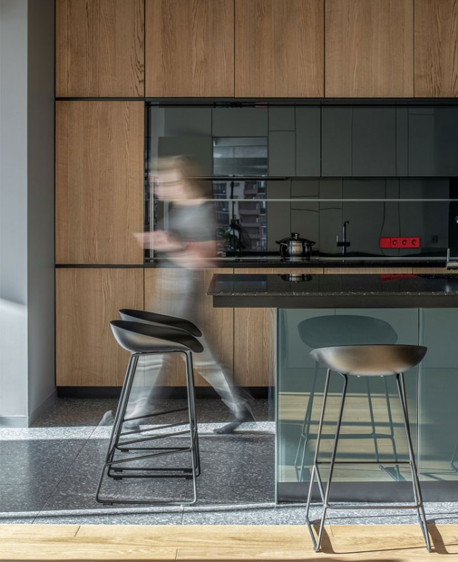 Яркий интерьер квартиры для семьи с тремя детьми