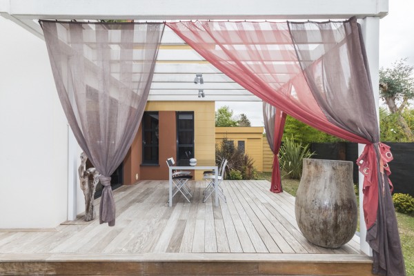 Смелое использование ярких цветов на вилле во Франции