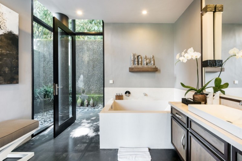 Современная вилла с соломенной крышей и видом на джунгли