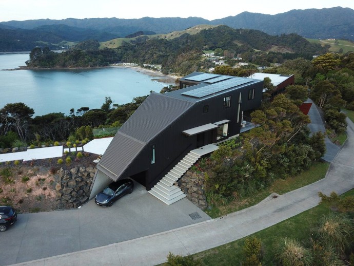 Современный дом на вершине холма в Новой Зеландии