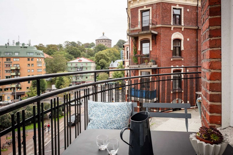 Высокие потолки и хорошо сохранившиеся детали начала ХХ века в апартаментах в Стокгольме