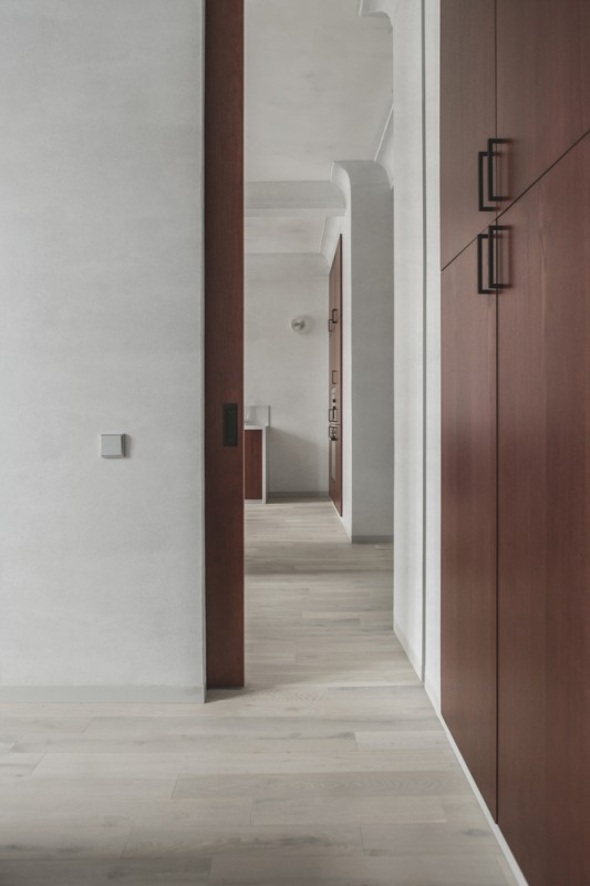 Акцентные фасады из шпонированного дерева в интерьере минской квартиры Акцентные фасады из шпонированного дерева в интерьере минской квартиры