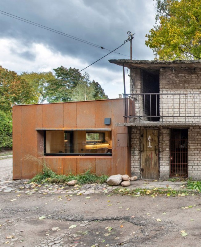 Бывший гараж в Вильнюсе, превращенный в микро-дом