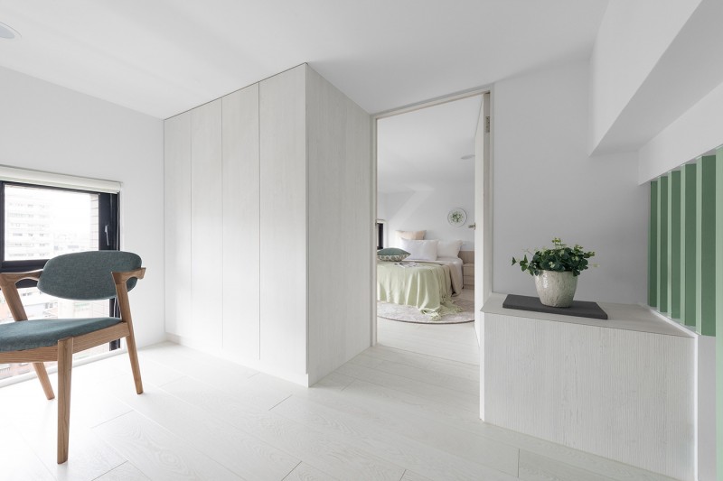 Цветные детали, мебель и аксессуары в светлом интерьере