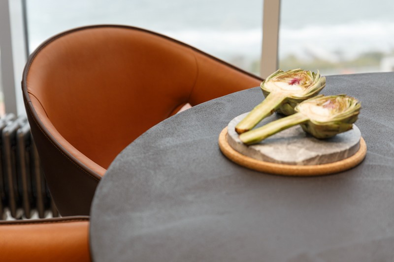 Фокусировка на панорамные окна в студии площадью 69 кв.м.