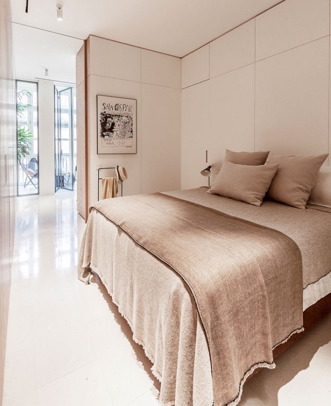 Кухня, спрятанная за элегантными стеновыми панелями в жилом проекте Barcelona Кухня, спрятанная за элегантными стеновыми панелями в жилом проекте Barcelona