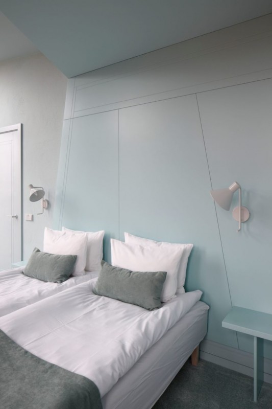 Монохроматизм в отеле Redstone в Риге, Латвия