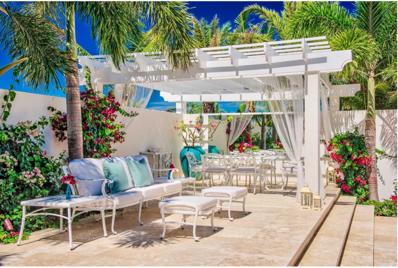 Небольшой отель Pearl West в городе Лонг-Бэй-Хиллс, острова Тёркс и Кайкос