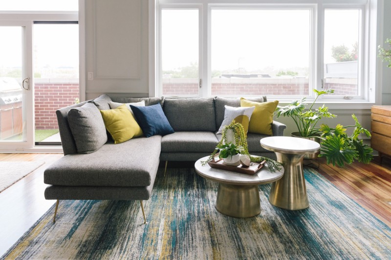 Прохладные цвета и медные акценты в интерьере просторных чикагских апартаментов Прохладные цвета и медные акценты в интерьере просторных чикагских апартаментов