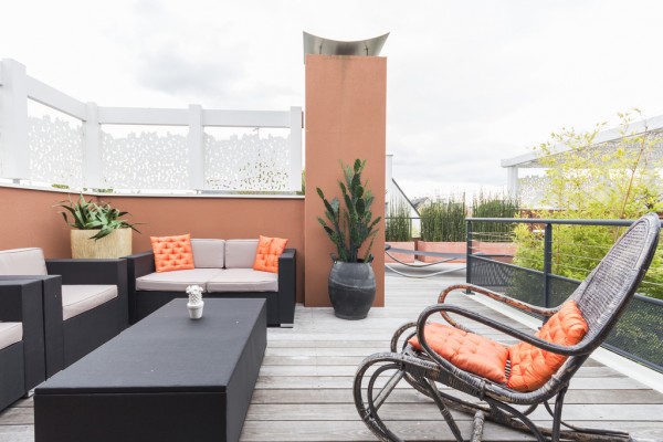 Смелое использование ярких цветов на вилле во Франции