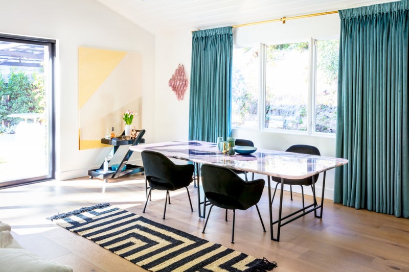 Светлый интерьер с яркими акцентами