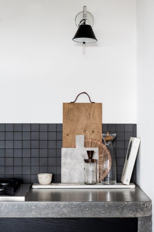 Белоснежные стены и богатые контрастные тона дерева в интерьере кухни Белоснежные стены и богатые контрастные тона дерева в интерьере кухни