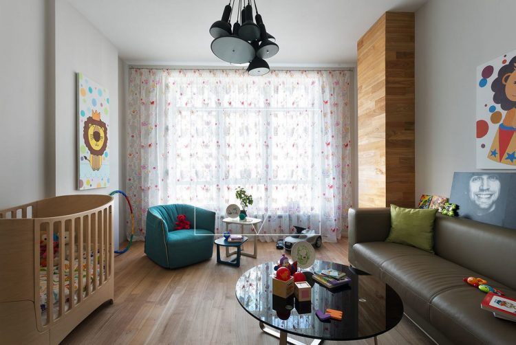 Деревянные поверхности и яркие цвета - современная квартира для молодой семьи