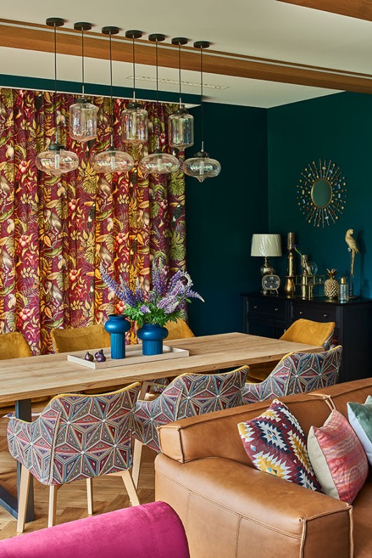 Красочное оформление просторного особняка