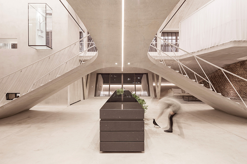 Лофт со скульптурной лестницей