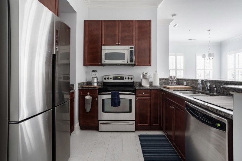 Нейтральные тона, оттенки синего и деревянные акценты в интерьере квартиры в Северной Каролине