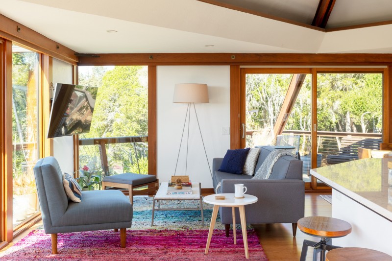 Панорамный вид на лес в уединенном "домике" на дереве Панорамный вид на лес в уединенном "домике" на дереве