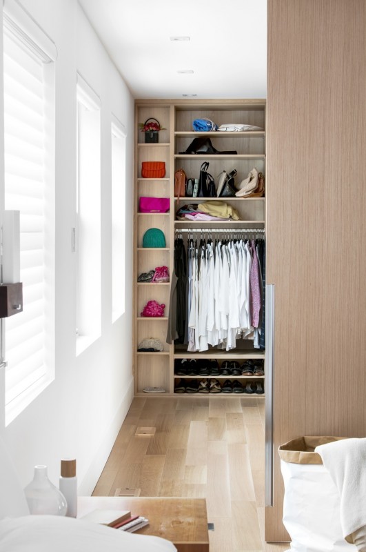 Сочетание белого цвета и дерева в интерьере апартаментов в Монреале, Канада