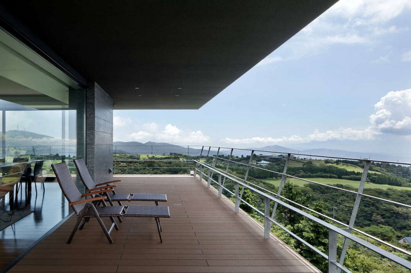 Современный двухэтажный дом, расположенный на озере Аши в Японии