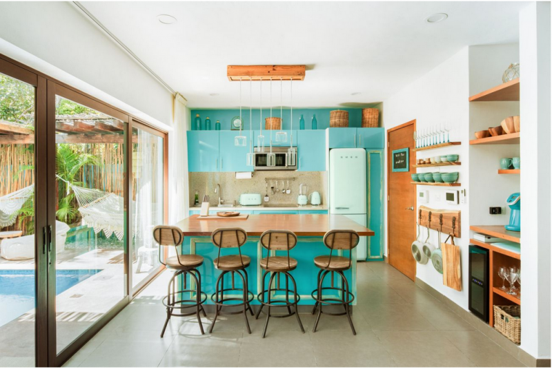 Красочный тропический модернизм в интерьере виллы в Мексике