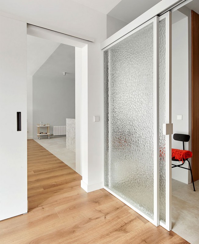 Белый и серый цвета, гранит и дерево в интерьере апартаментов в Барселоне