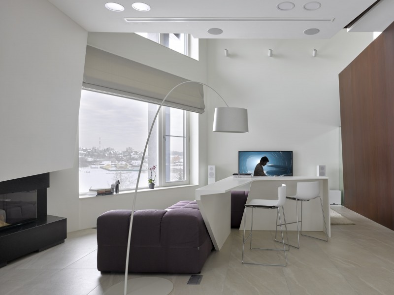 Контраст ярко белого и насыщенного коричневого в облицовке стен загородного дома Контраст ярко белого и насыщенного коричневого в облицовке стен загородного дома