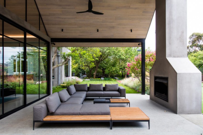 Великолепный проект организации террасы и сада с бассейном в загородном доме