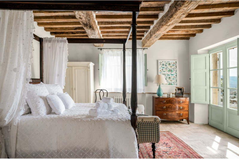 Замковая каменная вилла, расположенная на 84 гектарах леса в пасторальной Тоскане