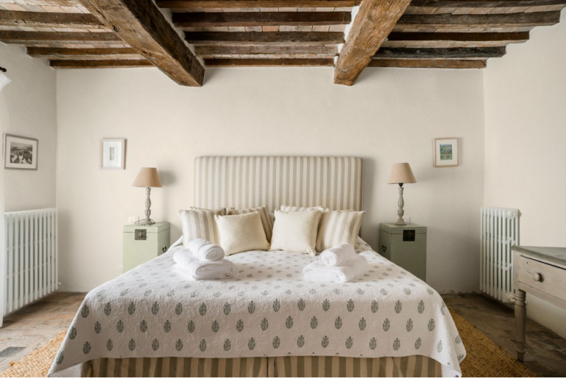 Замковая каменная вилла, расположенная на 84 гектарах леса в пасторальной Тоскане