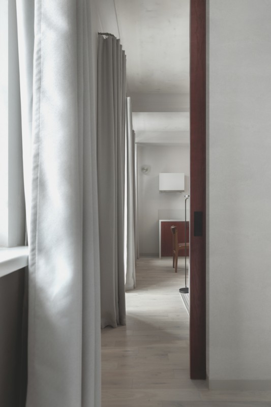 Акцентные фасады из шпонированного дерева в интерьере минской квартиры Акцентные фасады из шпонированного дерева в интерьере минской квартиры