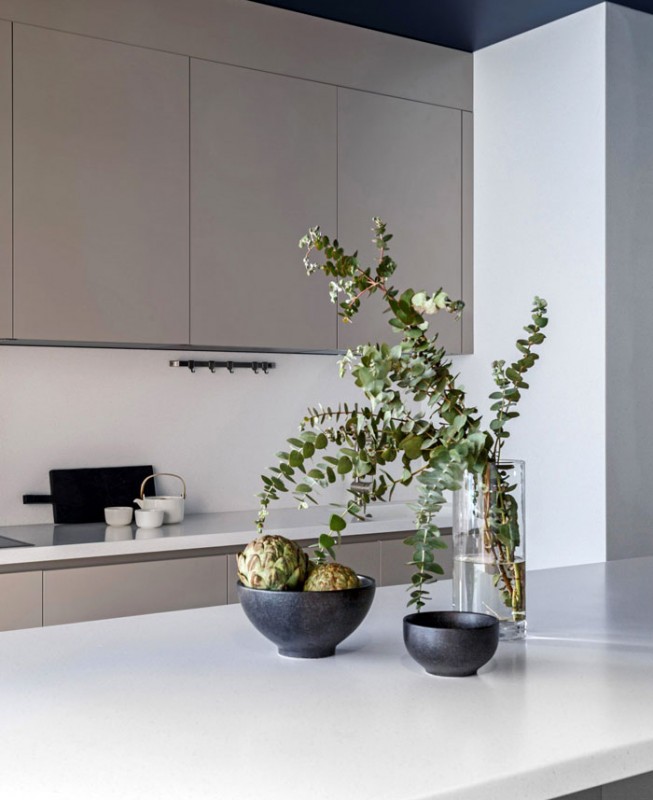 Благородные цвета и материалы в сочетании с современными формами в декоре небольших апартаментов