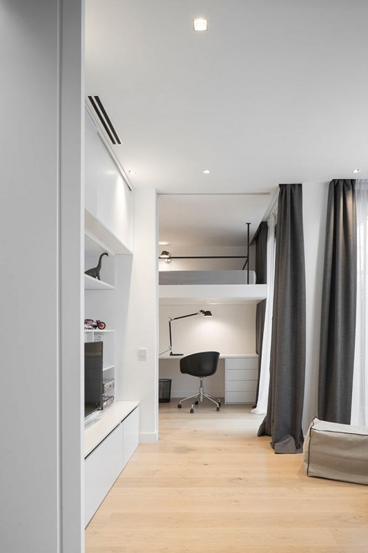 Чёрные акценты в интерьере апартаментов в Барселоне Чёрные акценты в интерьере апартаментов в Барселоне