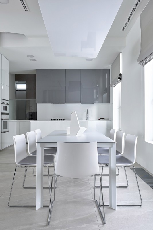 Контраст ярко белого и насыщенного коричневого в облицовке стен загородного дома Контраст ярко белого и насыщенного коричневого в облицовке стен загородного дома