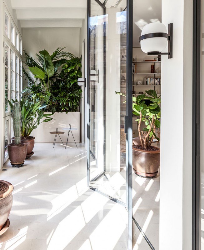 Кухня, спрятанная за элегантными стеновыми панелями в жилом проекте Barcelona Кухня, спрятанная за элегантными стеновыми панелями в жилом проекте Barcelona